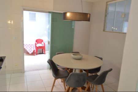 Casa de condomínio à venda com 200m², 4 quartos e 2 vagasCozinha 