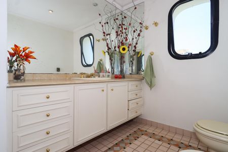 Apartamento para alugar com 350m², 4 quartos e 4 vagasBanheiro da Suíte 1