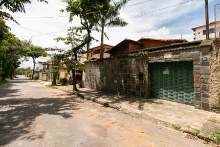 Casa à venda com 360m², 3 quartos e 2 vagasFachada