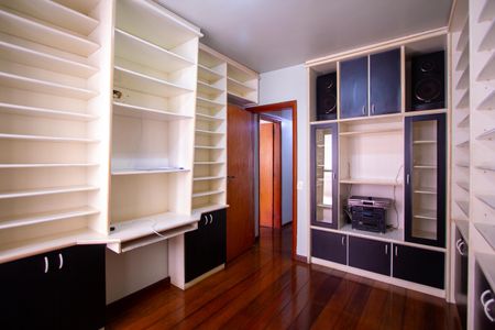 Apartamento à venda com 215m², 4 quartos e 2 vagasQuarto 2