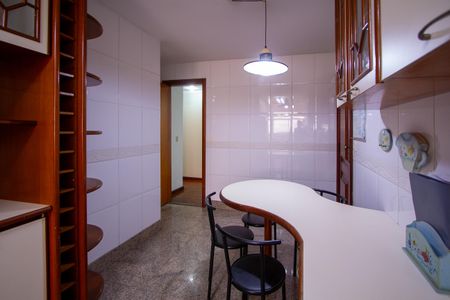 Apartamento à venda com 215m², 4 quartos e 2 vagasCozinha