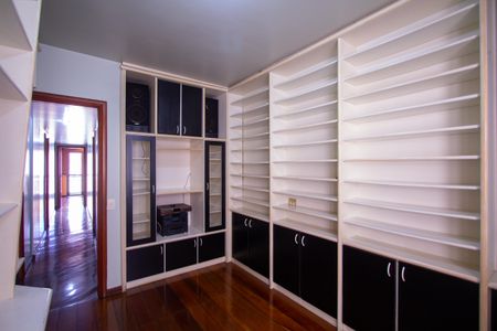 Apartamento à venda com 215m², 4 quartos e 2 vagasQuarto 2