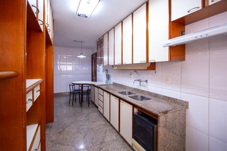 Apartamento à venda com 215m², 4 quartos e 2 vagasCozinha