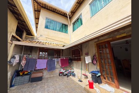 Casa à venda com 400m², 5 quartos e 3 vagas Casa à venda com 400m², 5 quartos e 3 vagasQuintal