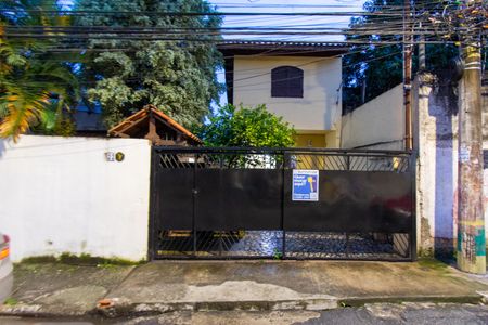 Casa à venda com 253m², 2 quartos e 1 vaga Casa à venda com 253m², 2 quartos e 1 vagaFachada+Placa