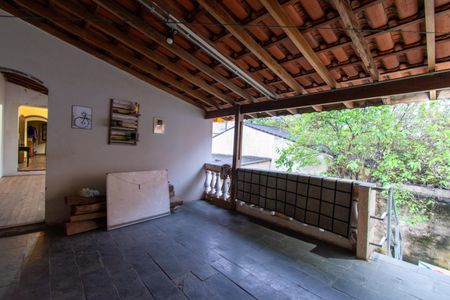 Casa à venda com 253m², 2 quartos e 1 vaga Casa à venda com 253m², 2 quartos e 1 vagaVaranda