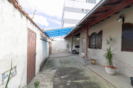 Casa à venda com 480m², 5 quartos e 2 vagasEntrada