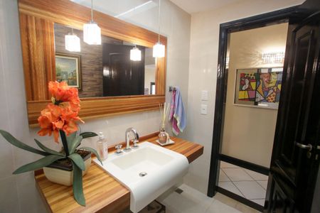 Casa de condomínio à venda com 396m², 4 quartos e 2 vagasLavabo