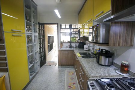 Casa de condomínio à venda com 396m², 4 quartos e 2 vagasCozinha