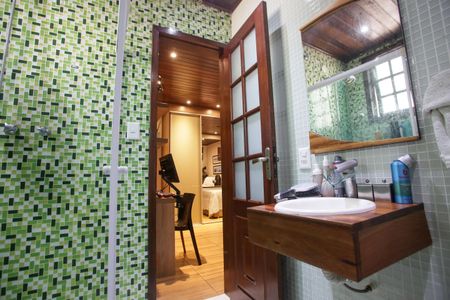 Casa de condomínio à venda com 396m², 4 quartos e 2 vagasBanheiro da Suíte 2