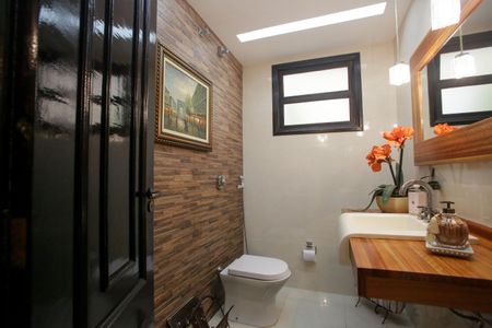 Casa de condomínio à venda com 396m², 4 quartos e 2 vagasLavabo