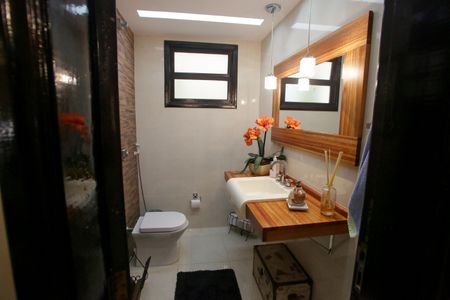 Casa de condomínio à venda com 396m², 4 quartos e 2 vagasLavabo