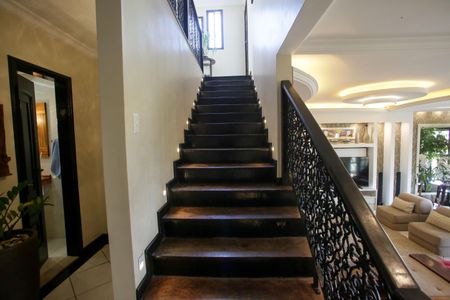 Casa de condomínio à venda com 396m², 4 quartos e 2 vagasEscada