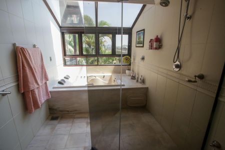 Casa de condomínio à venda com 396m², 4 quartos e 2 vagasBanheiro da Suíte 4