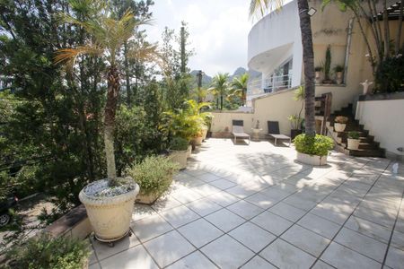 Casa de condomínio à venda com 396m², 4 quartos e 2 vagasQuintal