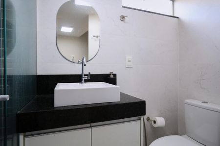 Banheiro de kitnet/studio para alugar com 1 quarto, 35m² em São Lucas, Belo Horizonte