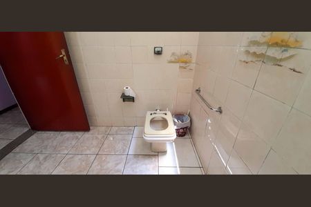 Casa para alugar com 375m², 4 quartos e 4 vagas Casa para alugar com 375m², 4 quartos e 4 vagasBanheiro Social