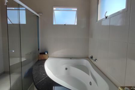 Casa à venda com 295m², 4 quartos e 2 vagas Casa à venda com 295m², 4 quartos e 2 vagasBanheiro Suíte