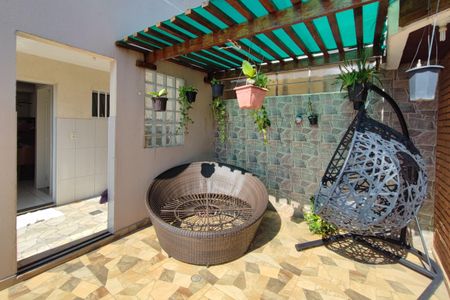 Casa à venda com 295m², 4 quartos e 2 vagas Casa à venda com 295m², 4 quartos e 2 vagasQuintal