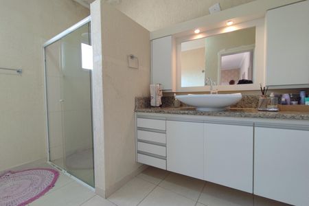 Casa à venda com 295m², 4 quartos e 2 vagas Casa à venda com 295m², 4 quartos e 2 vagasBanheiro