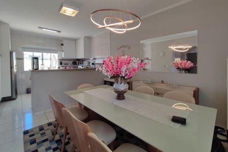 Casa à venda com 295m², 4 quartos e 2 vagas Casa à venda com 295m², 4 quartos e 2 vagasSala de Jantar