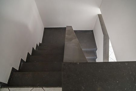 Casa à venda com 69m², 2 quartos e 1 vagaCorredor - Escada