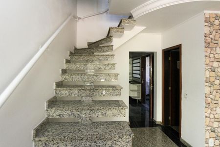 Casa de condomínio à venda com 85m², 2 quartos e 1 vagaescada