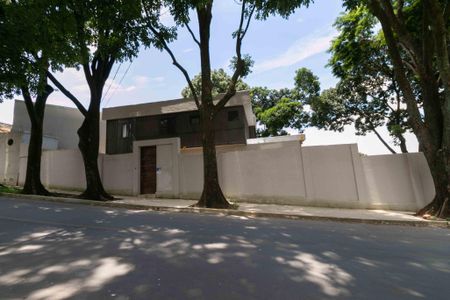 Casa à venda com 430m², 4 quartos e 4 vagas Casa à venda com 430m², 4 quartos e 4 vagasFachada e placa