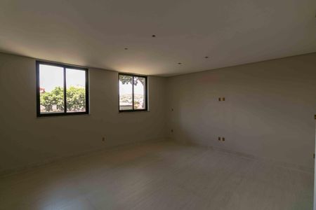 Casa à venda com 430m², 4 quartos e 4 vagas Casa à venda com 430m², 4 quartos e 4 vagasSala