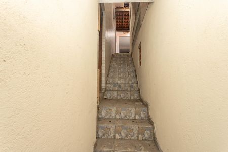 Casa à venda com 280m², 4 quartos e 4 vagasEscada de entrada