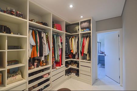 Casa à venda com 287m², 4 quartos e 3 vagasCloset da suíte