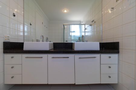 Apartamento para alugar com 135m², 3 quartos e 2 vagas Apartamento para alugar com 135m², 3 quartos e 2 vagasBanehiro da Suíte 01