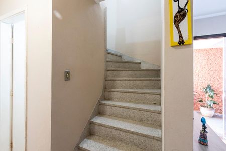Casa à venda com 250m², 3 quartos e 2 vagasEscadas