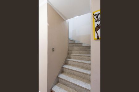 Casa à venda com 250m², 3 quartos e 2 vagasEscadas