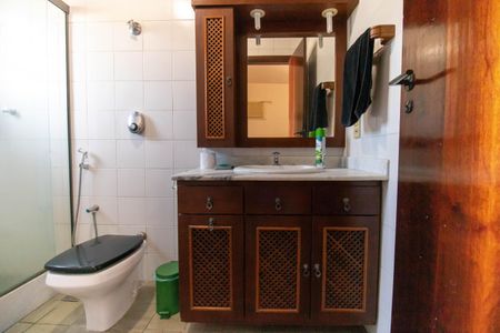 Casa de condomínio à venda com 456m², 6 quartos e 5 vagas Casa de condomínio à venda com 456m², 6 quartos e 5 vagasBanheiro da Suíte 2