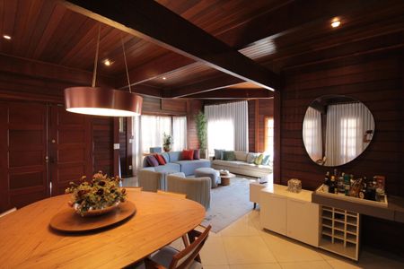 Casa à venda com 370m², 5 quartos e 8 vagasSala