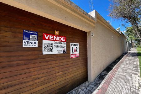 Casa à venda com 370m², 5 quartos e 8 vagas Casa à venda com 370m², 5 quartos e 8 vagasFachada - Placa