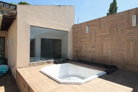 Casa à venda com 370m², 5 quartos e 8 vagasÁrea Externa