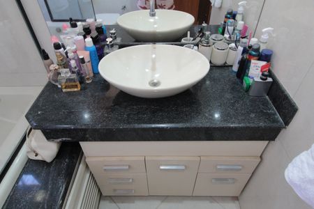 Casa à venda com 370m², 5 quartos e 8 vagasBanheiro do Quarto 1