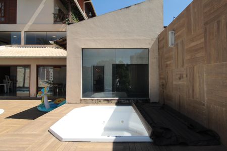 Casa à venda com 370m², 5 quartos e 8 vagasÁrea Externa