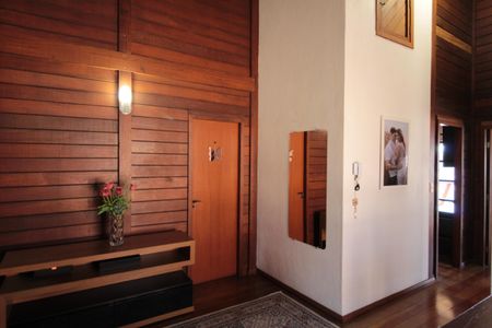 Casa à venda com 370m², 5 quartos e 8 vagasCorredor