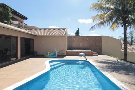 Casa à venda com 370m², 5 quartos e 8 vagasPiscina