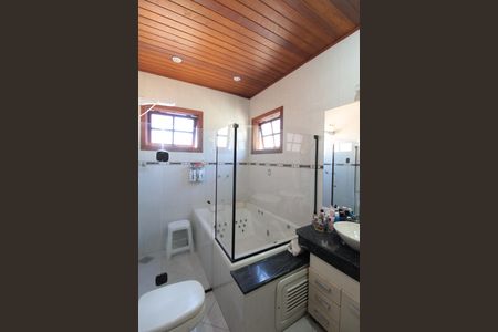 Casa à venda com 370m², 5 quartos e 8 vagasBanheiro do Quarto 1