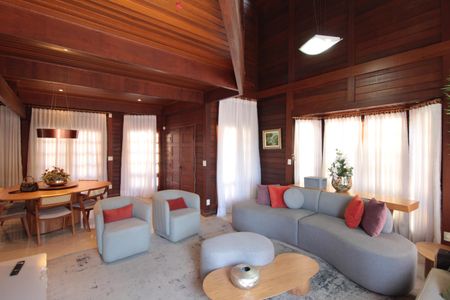 Casa à venda com 370m², 5 quartos e 8 vagasSala