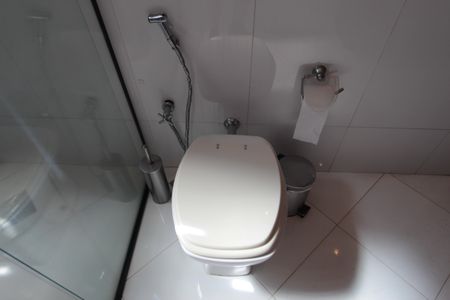 Casa à venda com 370m², 5 quartos e 8 vagasBanheiro do Quarto 2