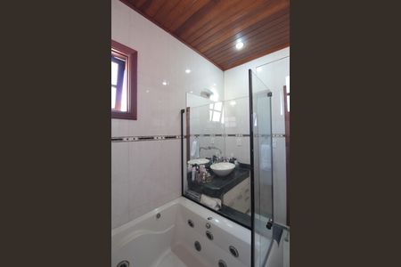 Casa à venda com 370m², 5 quartos e 8 vagasBanheiro do Quarto 1