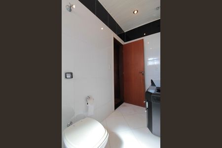 Casa à venda com 370m², 5 quartos e 8 vagasBanheiro do Quarto 2