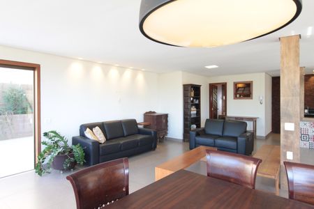 Casa à venda com 370m², 5 quartos e 8 vagasSala 2