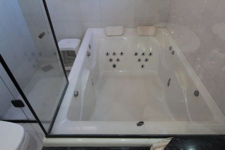 Casa à venda com 370m², 5 quartos e 8 vagasBanheiro do Quarto 1