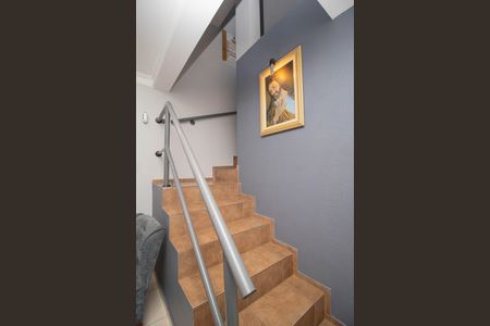 Casa à venda com 180m², 2 quartos e 2 vagasEscada